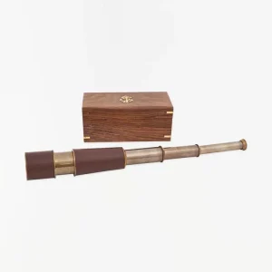 Telescopio de latón envejecido