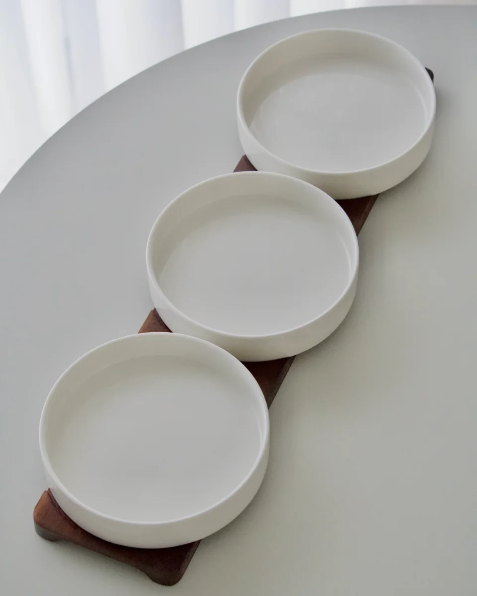 PLATEAU A MEZZE EN ACACIA ET PORCELAINE – Image 4