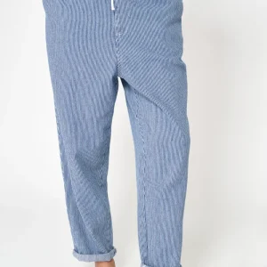 Pantalón denim con rayas y cintura con cordón
