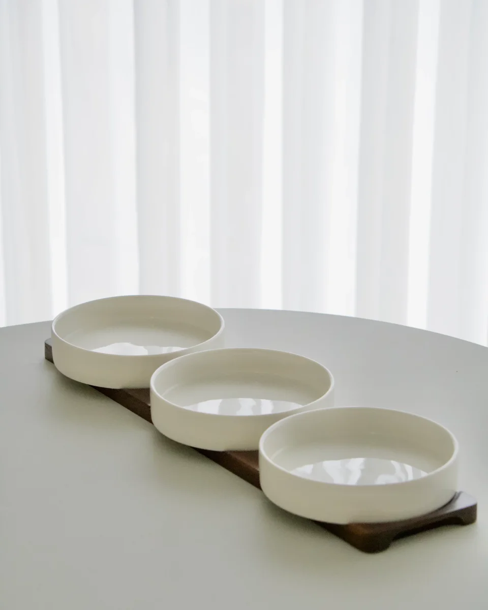 PLATEAU A MEZZE EN ACACIA ET PORCELAINE – Image 3