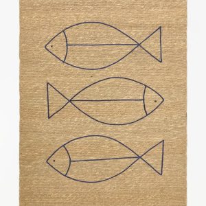 Alfombra de yute con peces bordados