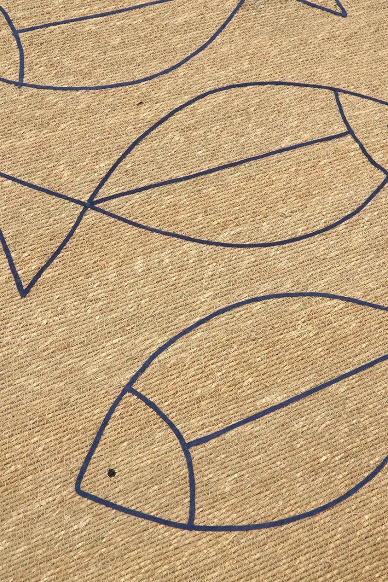 Alfombra de yute con peces bordados – Image 3