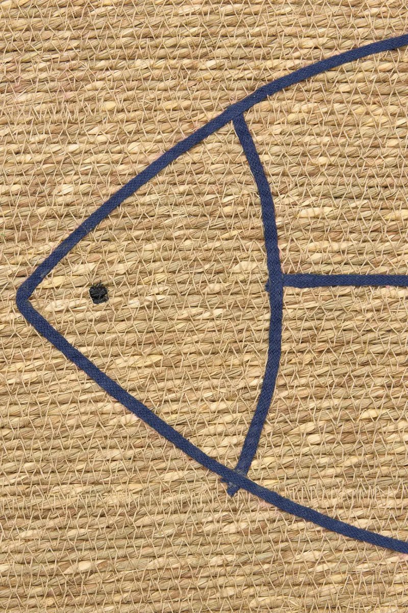 Alfombra de yute con peces bordados – Image 4