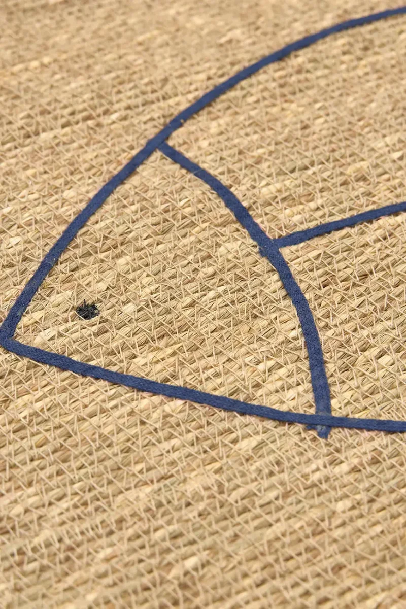 Alfombra de yute con peces bordados – Image 5
