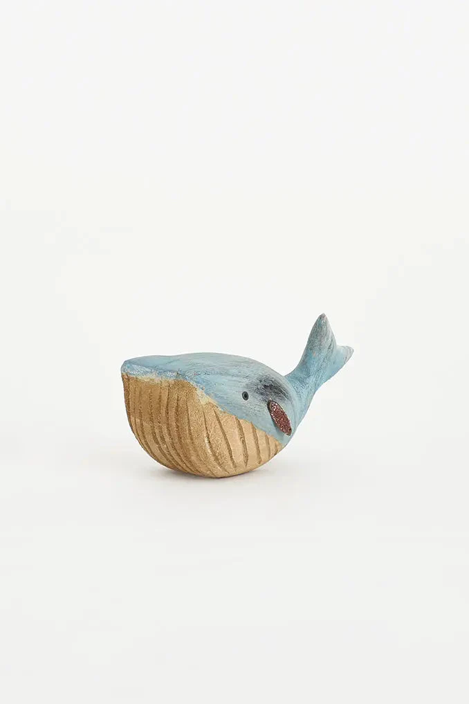 Ballena decorativa de madera y metal pequeña – Image 2