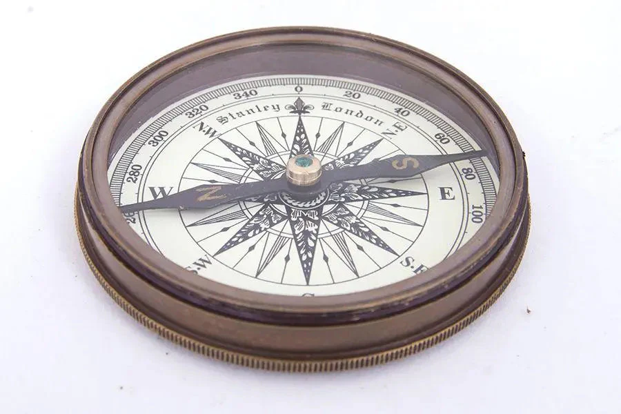 Brújula de latón en estuche de cuero – Image 3
