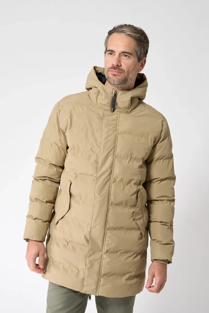 Abrigo puffy o chubasquero impermeable
