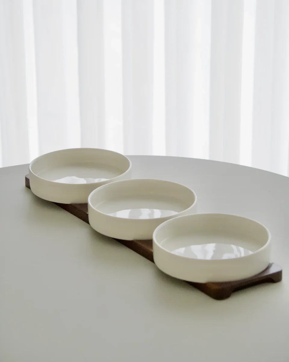 PLATEAU A MEZZE EN ACACIA ET PORCELAINE