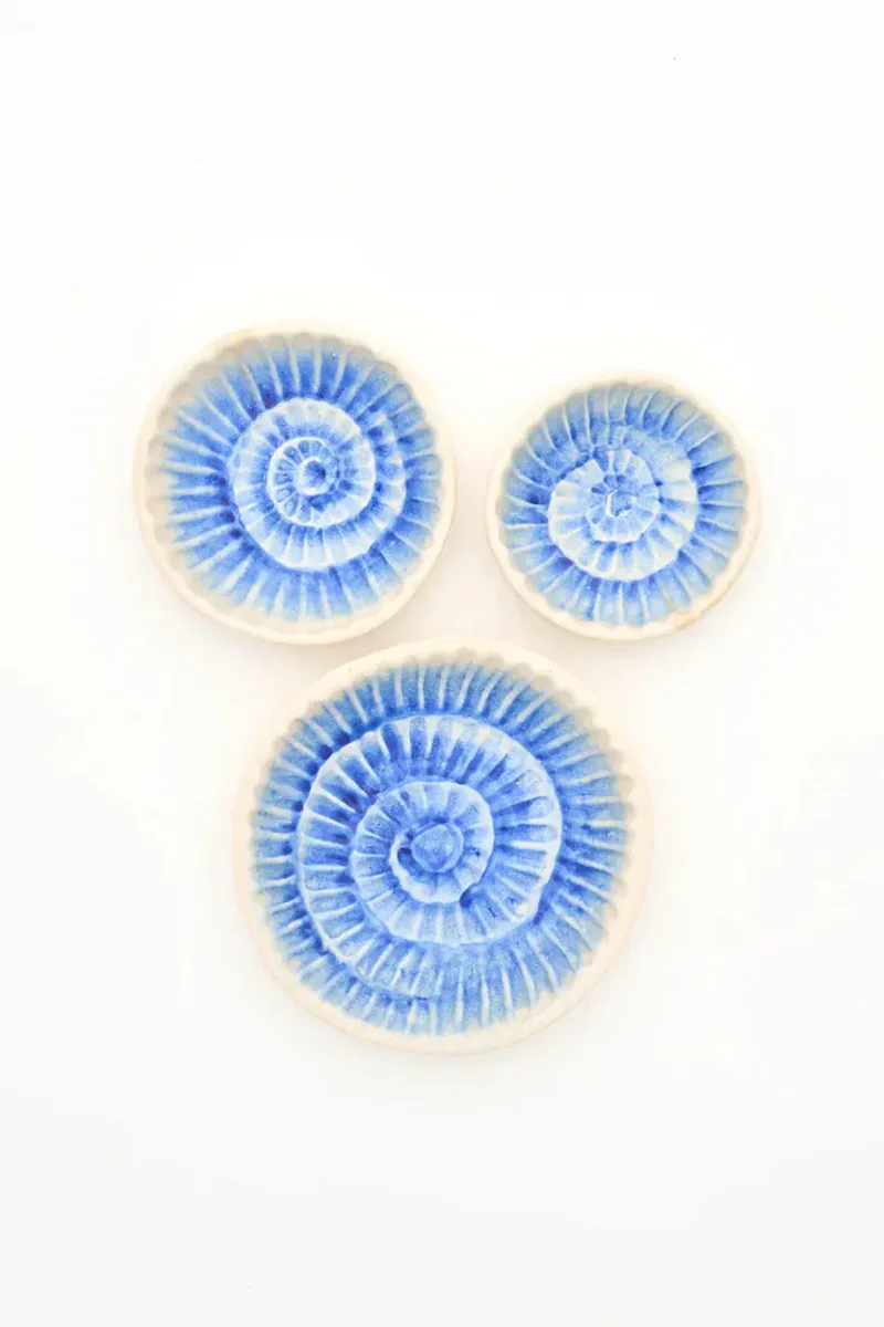 Cuenco con caracola azul pintada mediano – Image 4