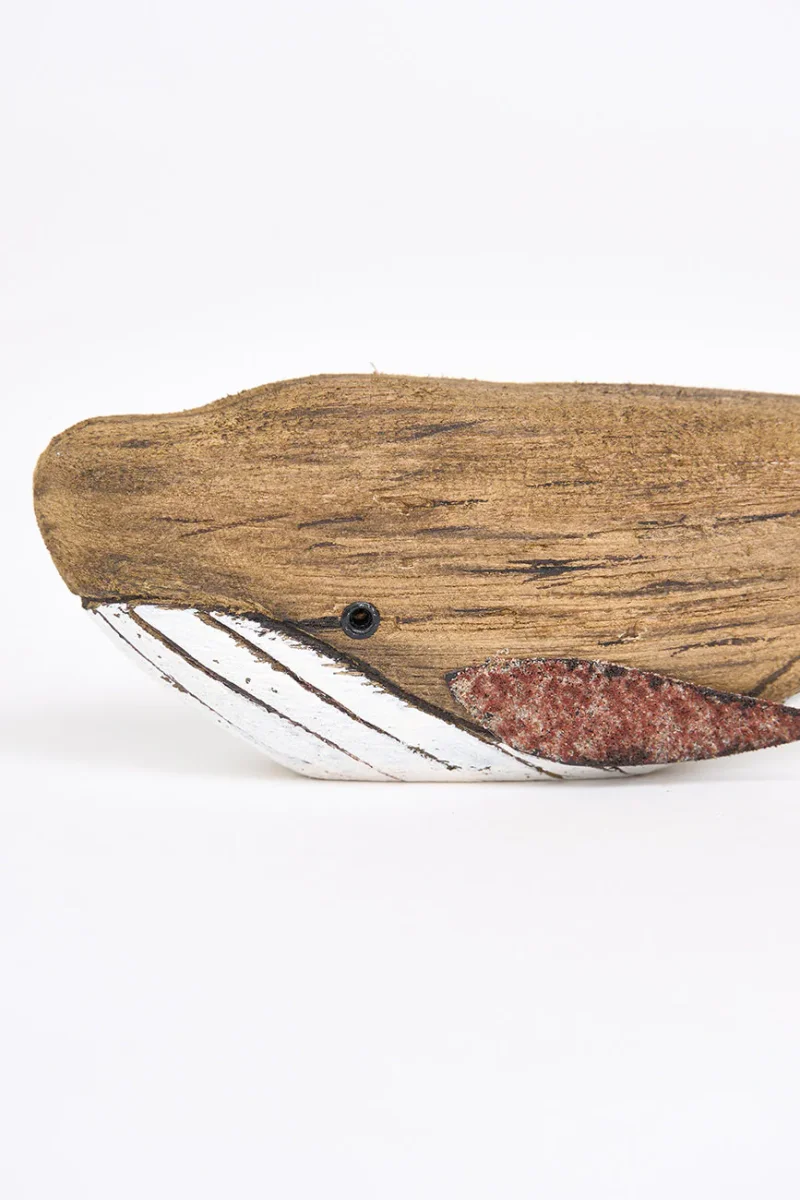 Pequeña ballena de madera con toque envejecido – Image 3