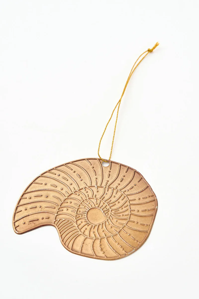 Pequeño colgante navideño caracola de hojalata dorada – Image 3