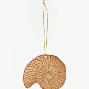 Pequeño colgante navideño caracola de hojalata dorada