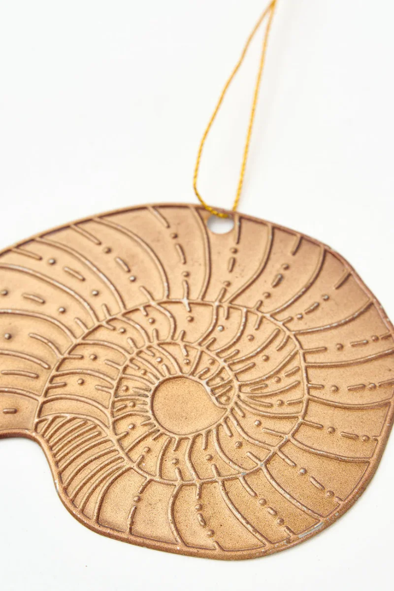 Pequeño colgante navideño caracola de hojalata dorada – Image 4