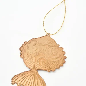 Colgante navideño pez de hojalata dorada