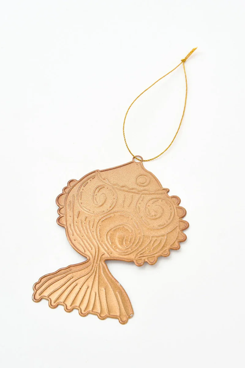 Colgante navideño pez de hojalata dorada