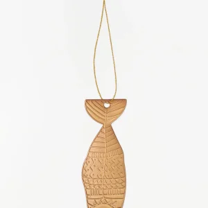 Pequeño colgante navideño pez de hojalata dorada