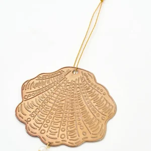 Colgante navideño concha de hojalata dorada