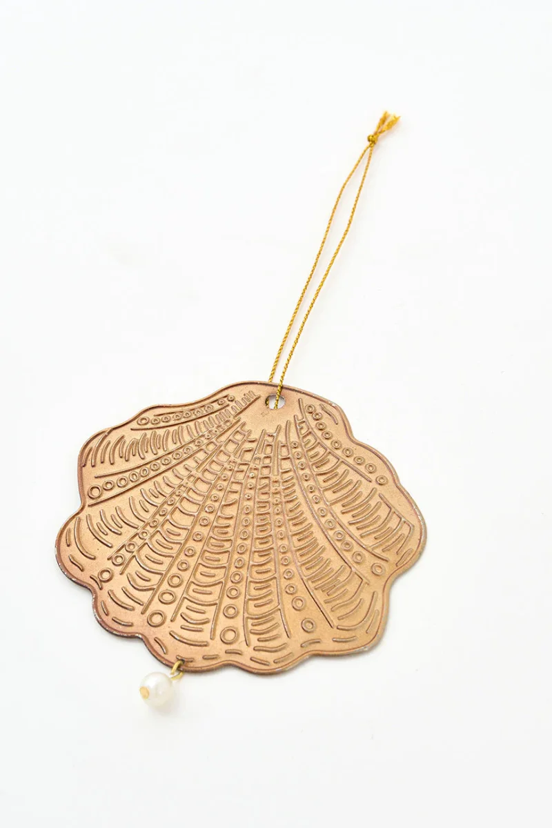 Colgante navideño concha de hojalata dorada – Image 2