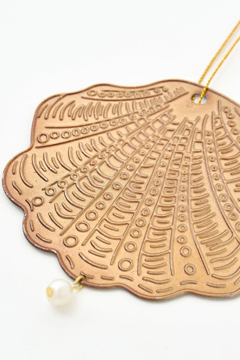 Colgante navideño concha de hojalata dorada – Image 3