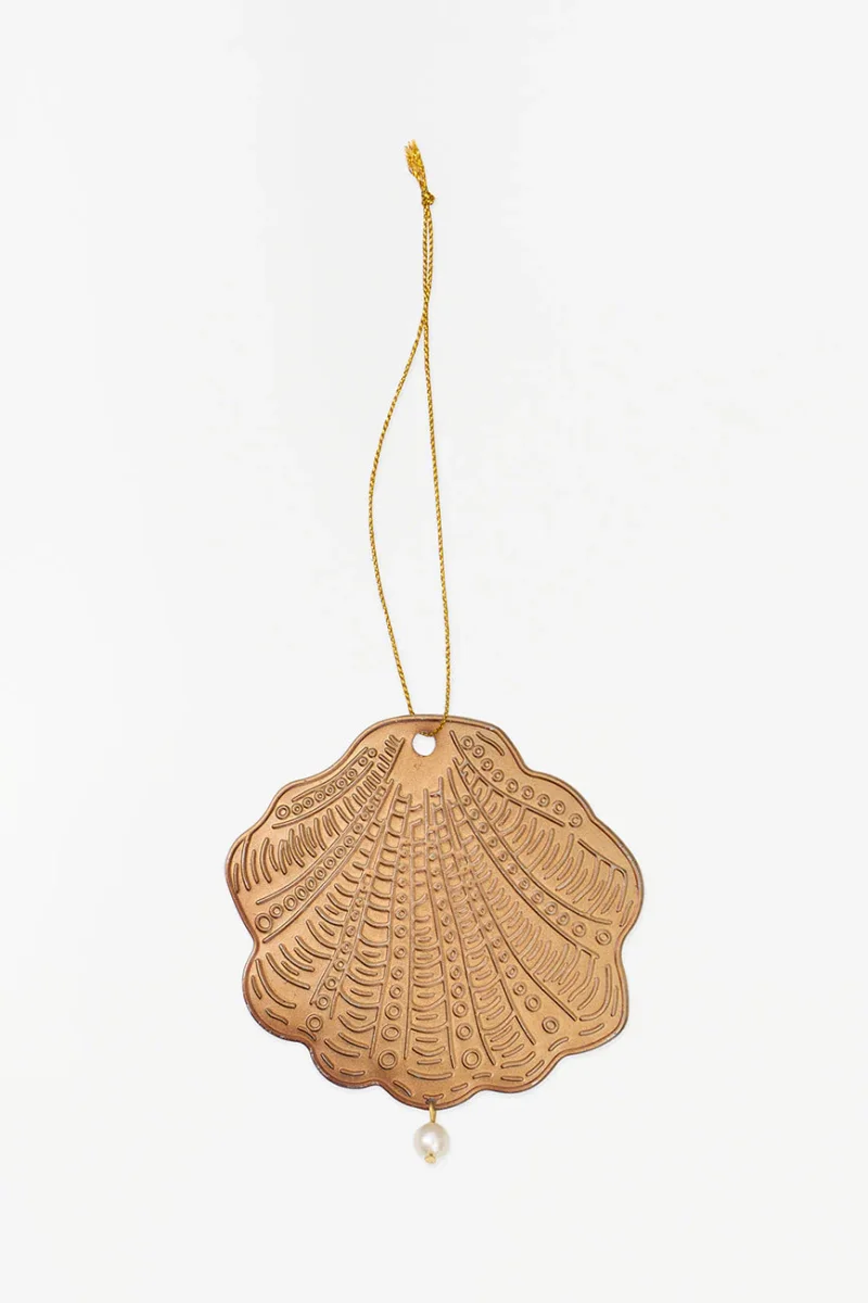 Colgante navideño concha de hojalata dorada – Image 4