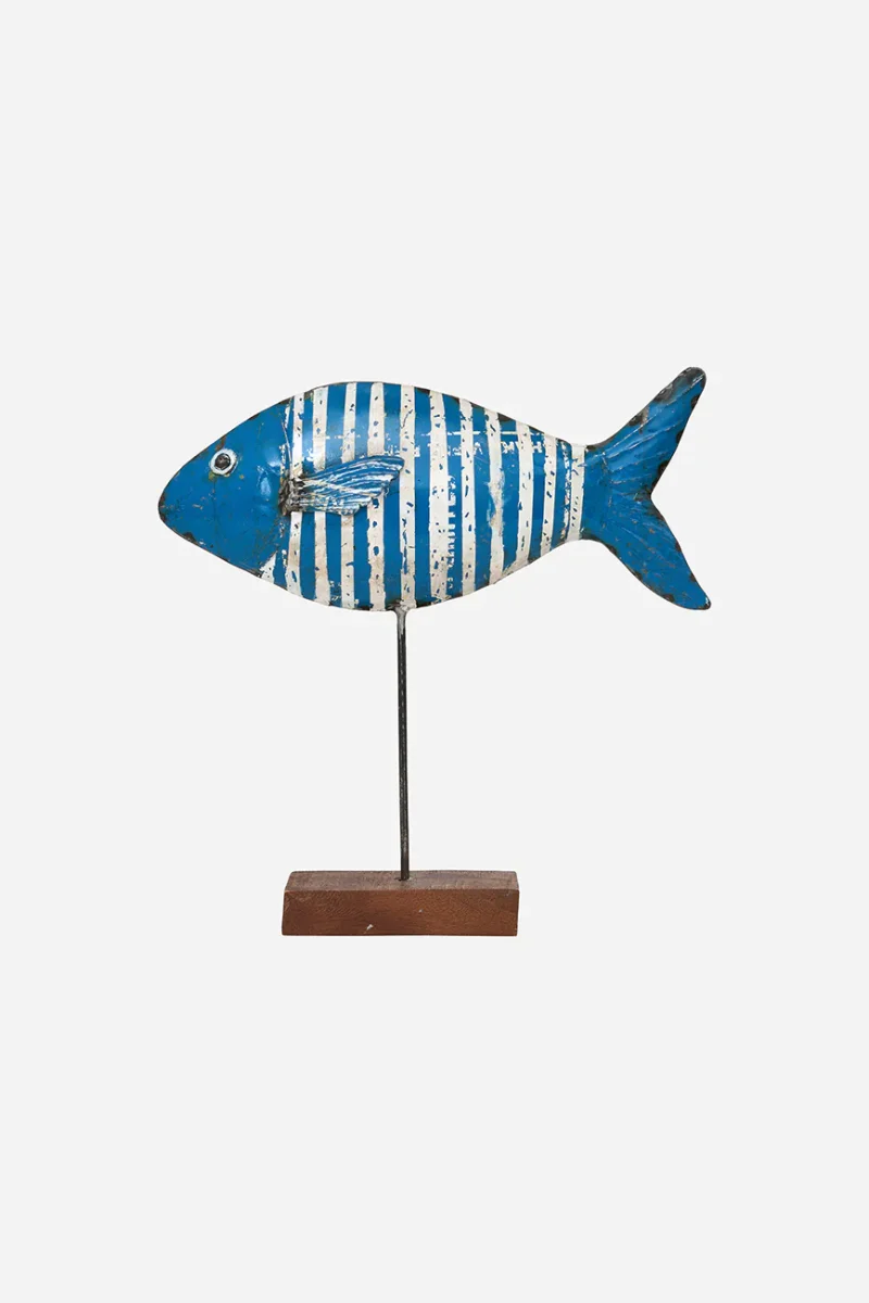 Pez decorativo de metal reciclado con base de madera – Image 4