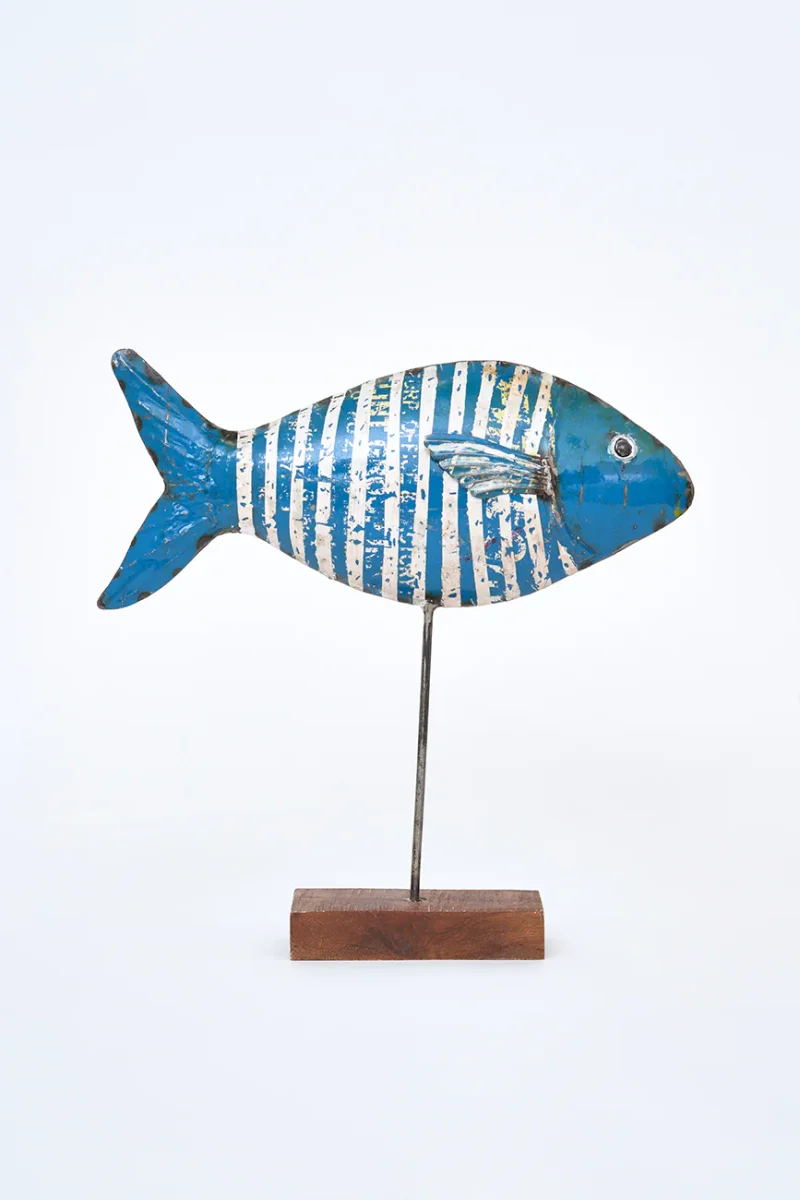 Pez decorativo de metal reciclado con base de madera – Image 3