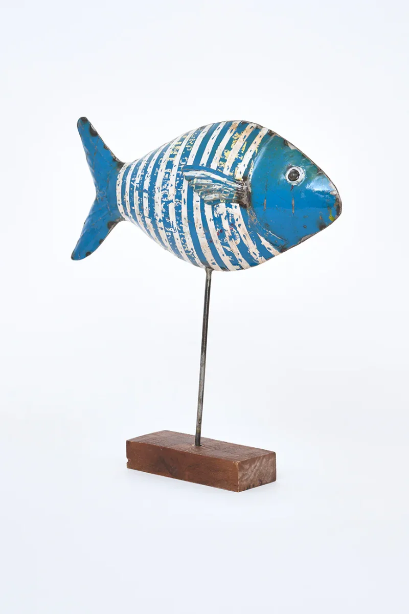 Pez decorativo de metal reciclado con base de madera – Image 6