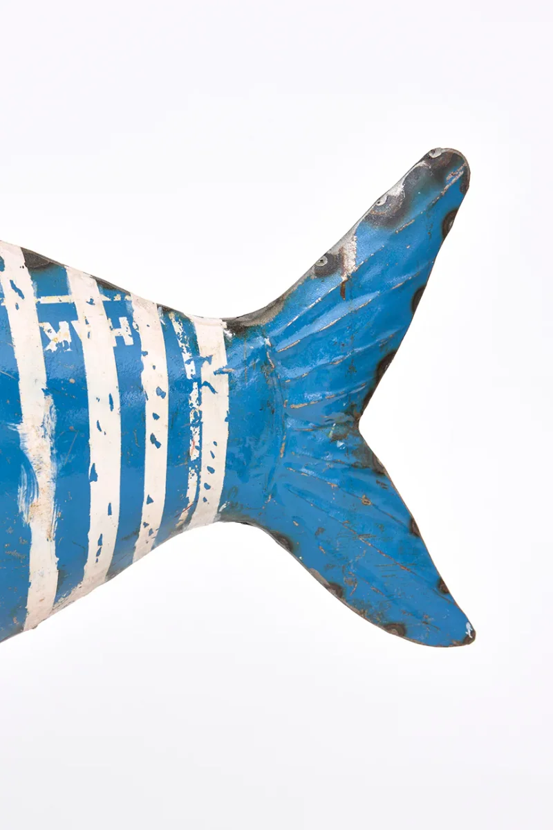 Pez decorativo de metal reciclado con base de madera – Image 5