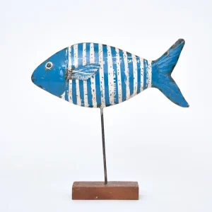 Pez decorativo de metal reciclado con base de madera