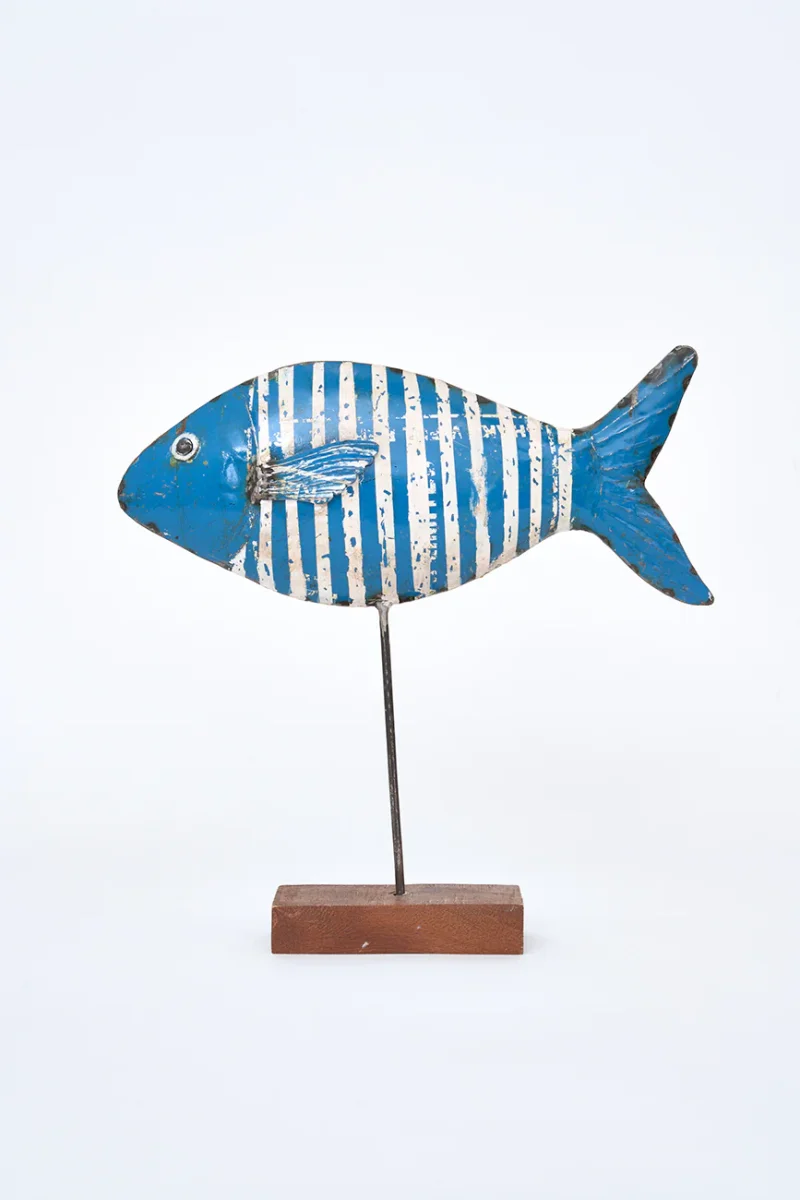 Pez decorativo de metal reciclado con base de madera