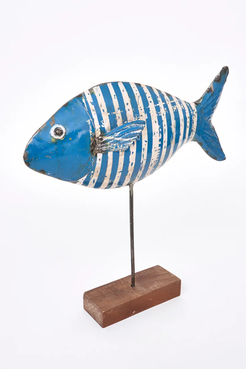 Pez decorativo de metal reciclado con base de madera – Image 7