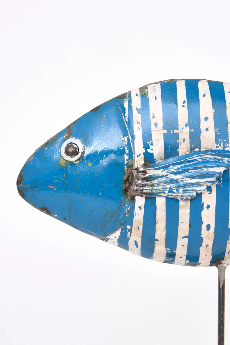 Pez decorativo de metal reciclado con base de madera – Image 9