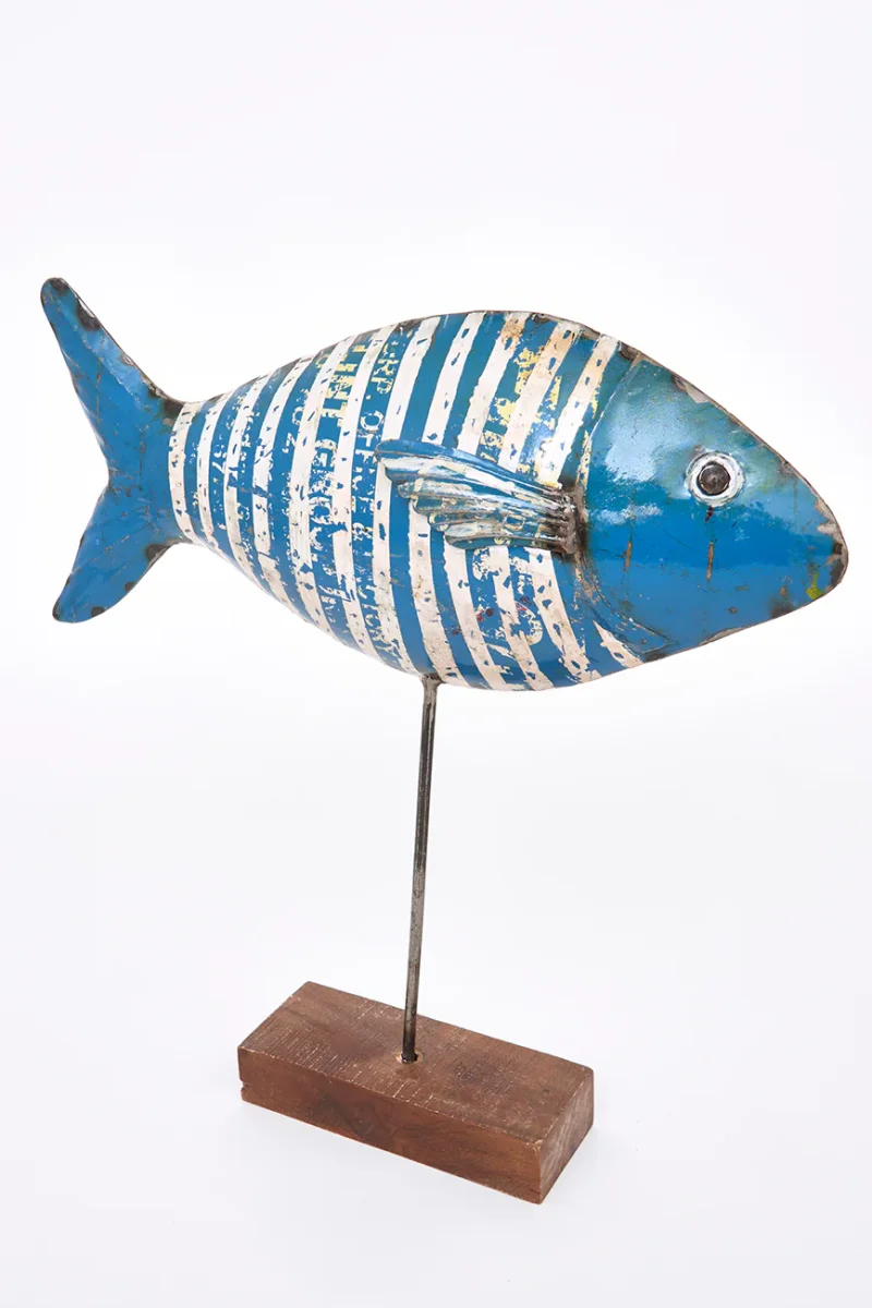 Pez decorativo de metal reciclado con base de madera – Image 8