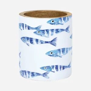 Bote de madera esmaltada con banco de peces