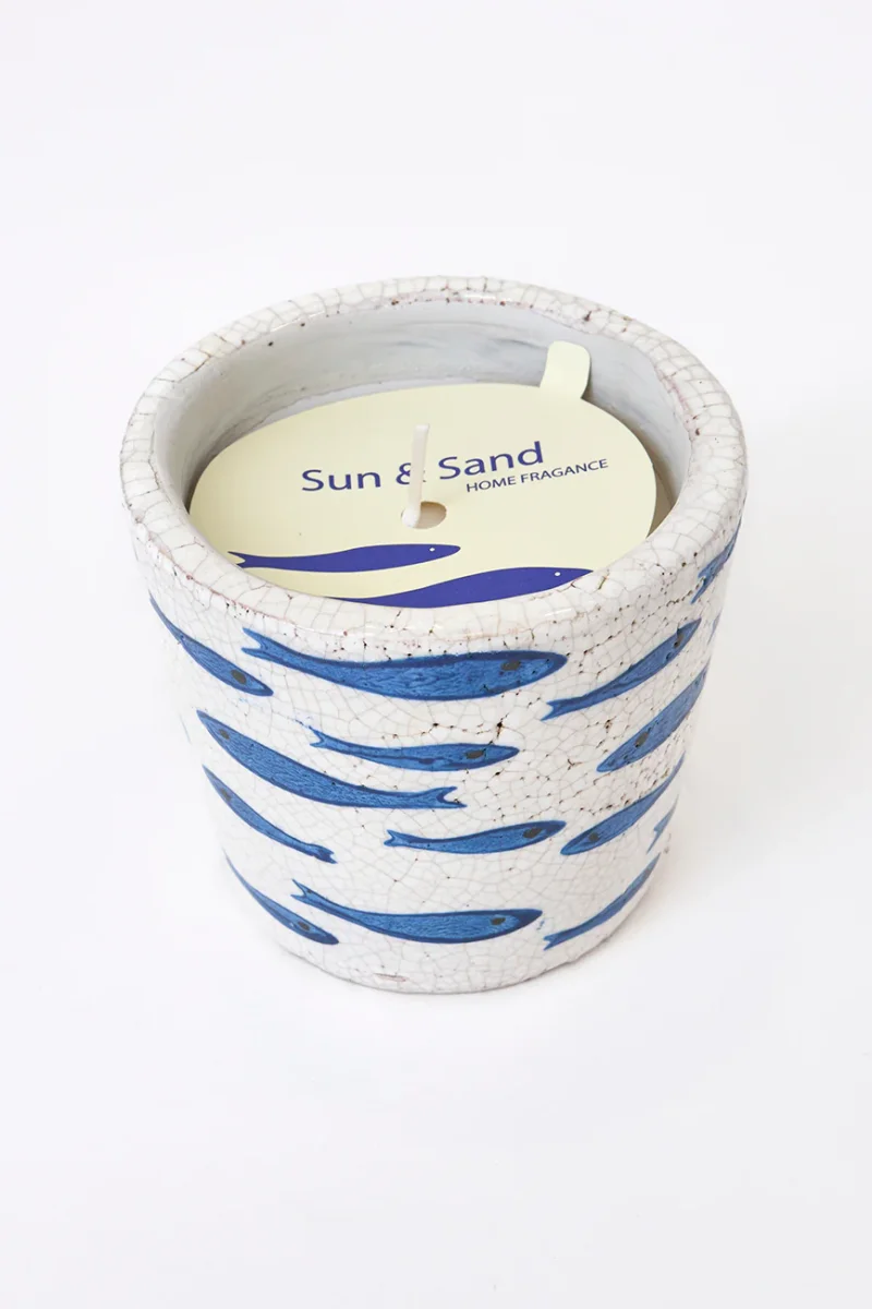 Vela en vasija de terracota con peces pintados – Image 4