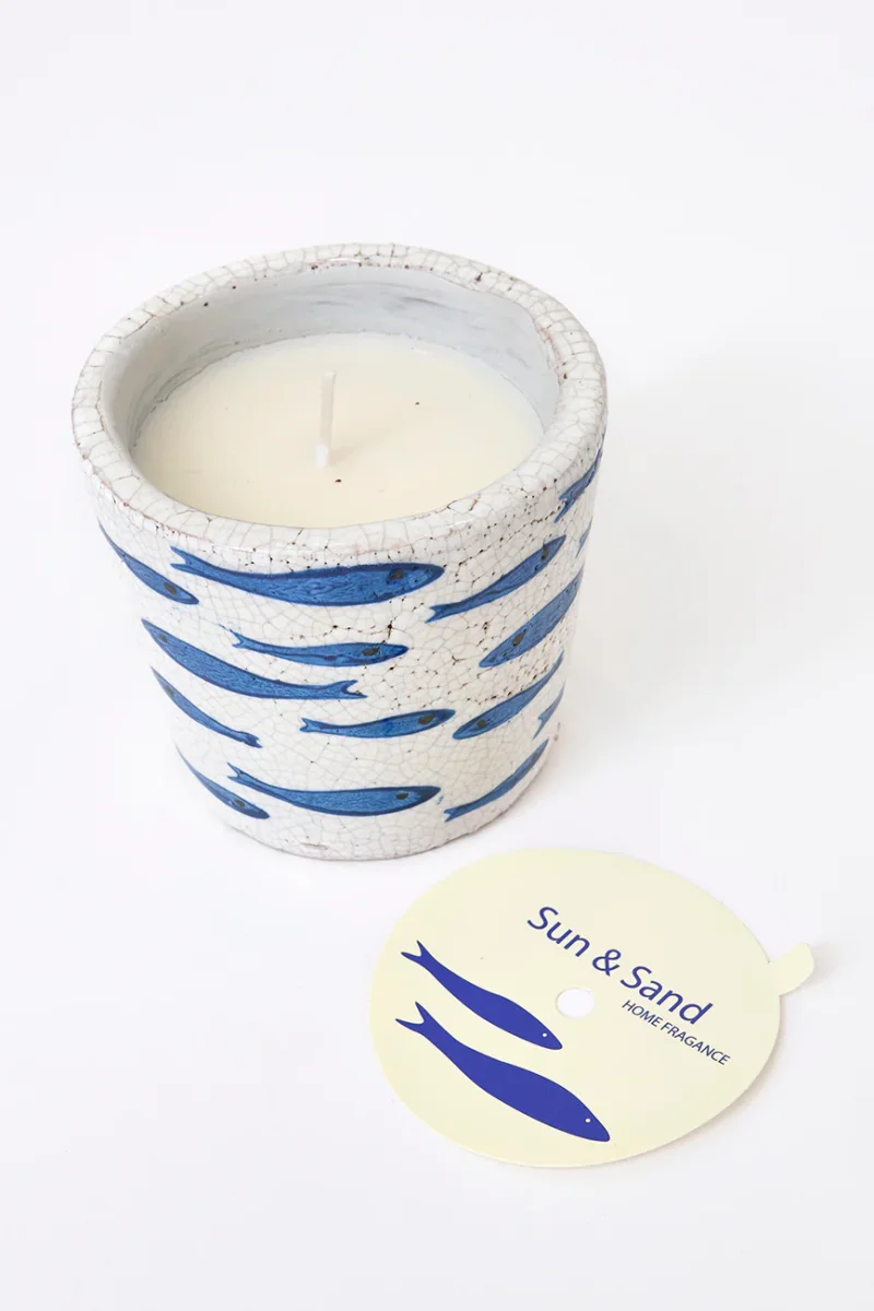 Vela en vasija de terracota con peces pintados – Image 3