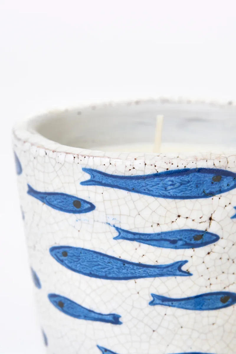 Vela en vasija de terracota con peces pintados – Image 6