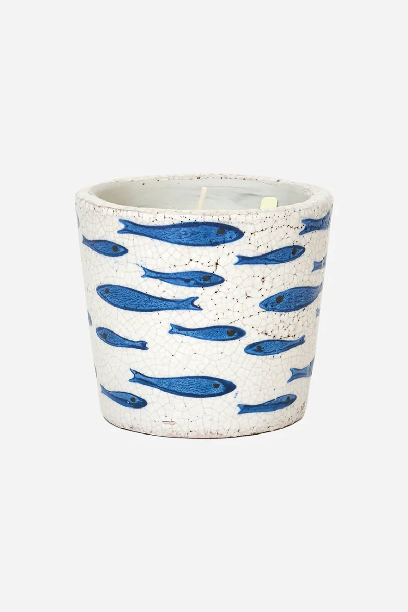 Vela en vasija de terracota con peces pintados