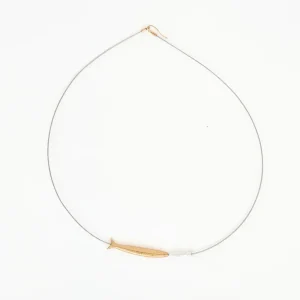 Collar de metal con dos peces