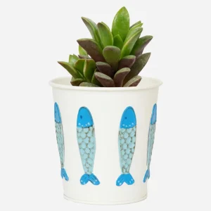 Bote de hojalata con peces en relieve