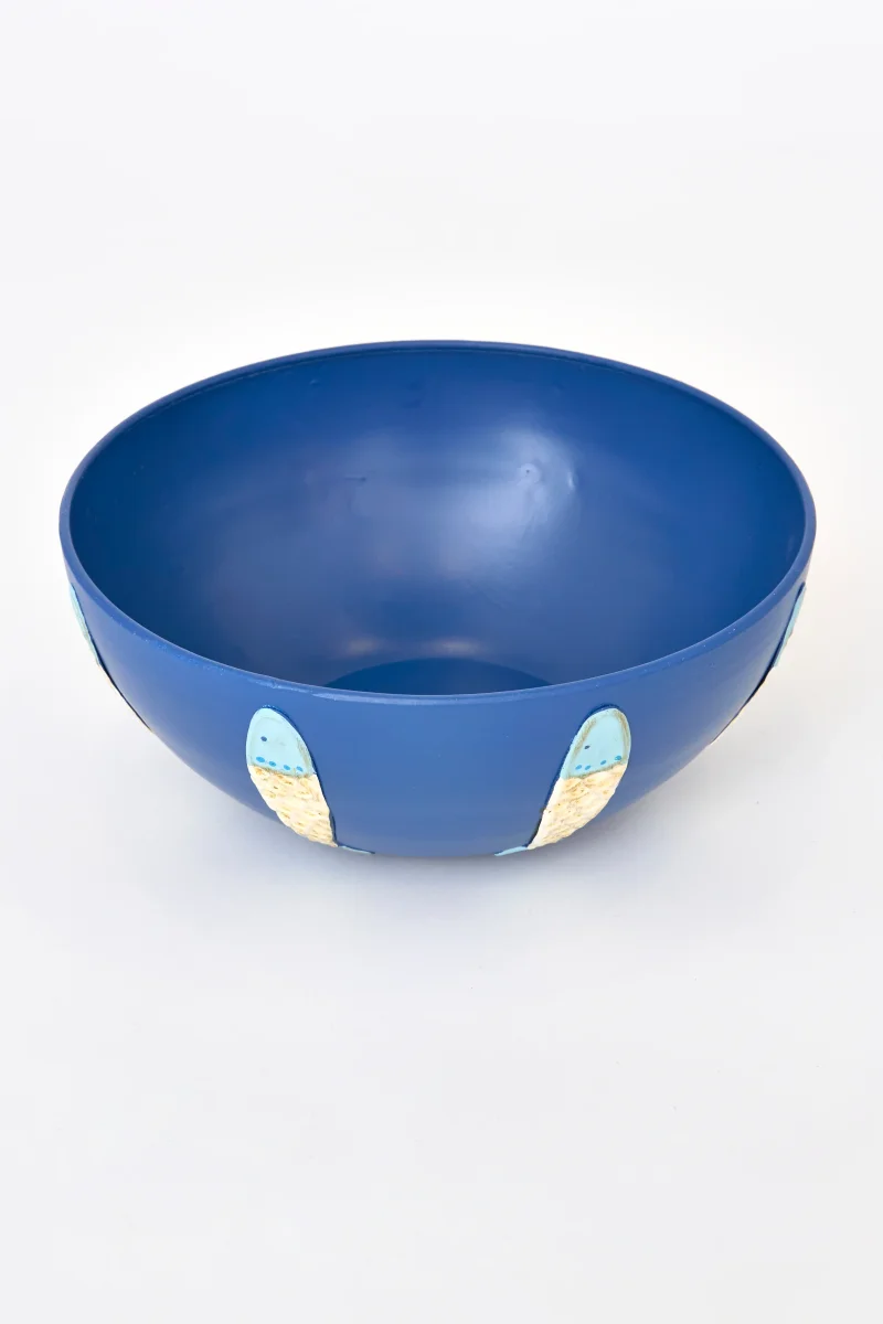 Bol de hojalata con peces en relieve – Image 4