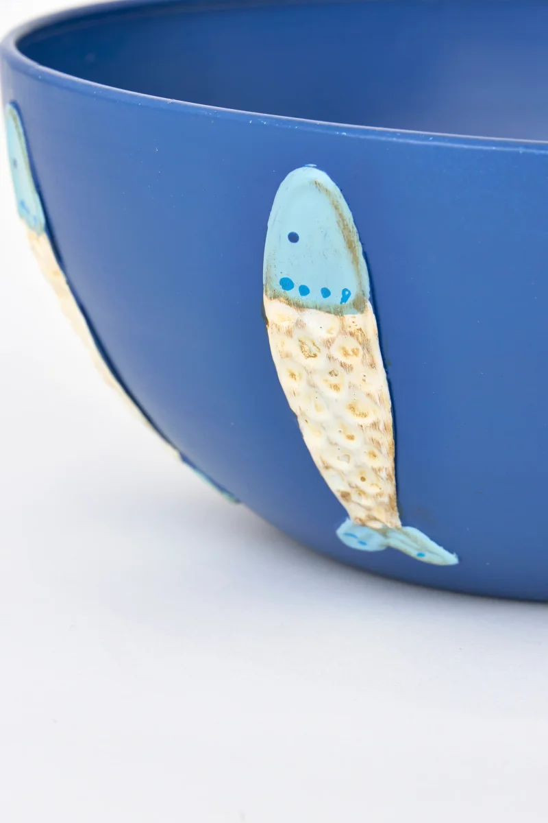 Bol de hojalata con peces en relieve – Image 3