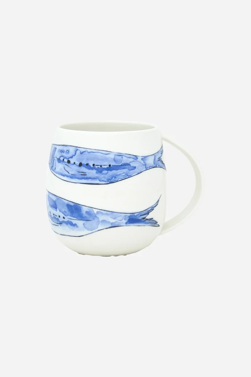 Taza con peces azules pintados – Image 2