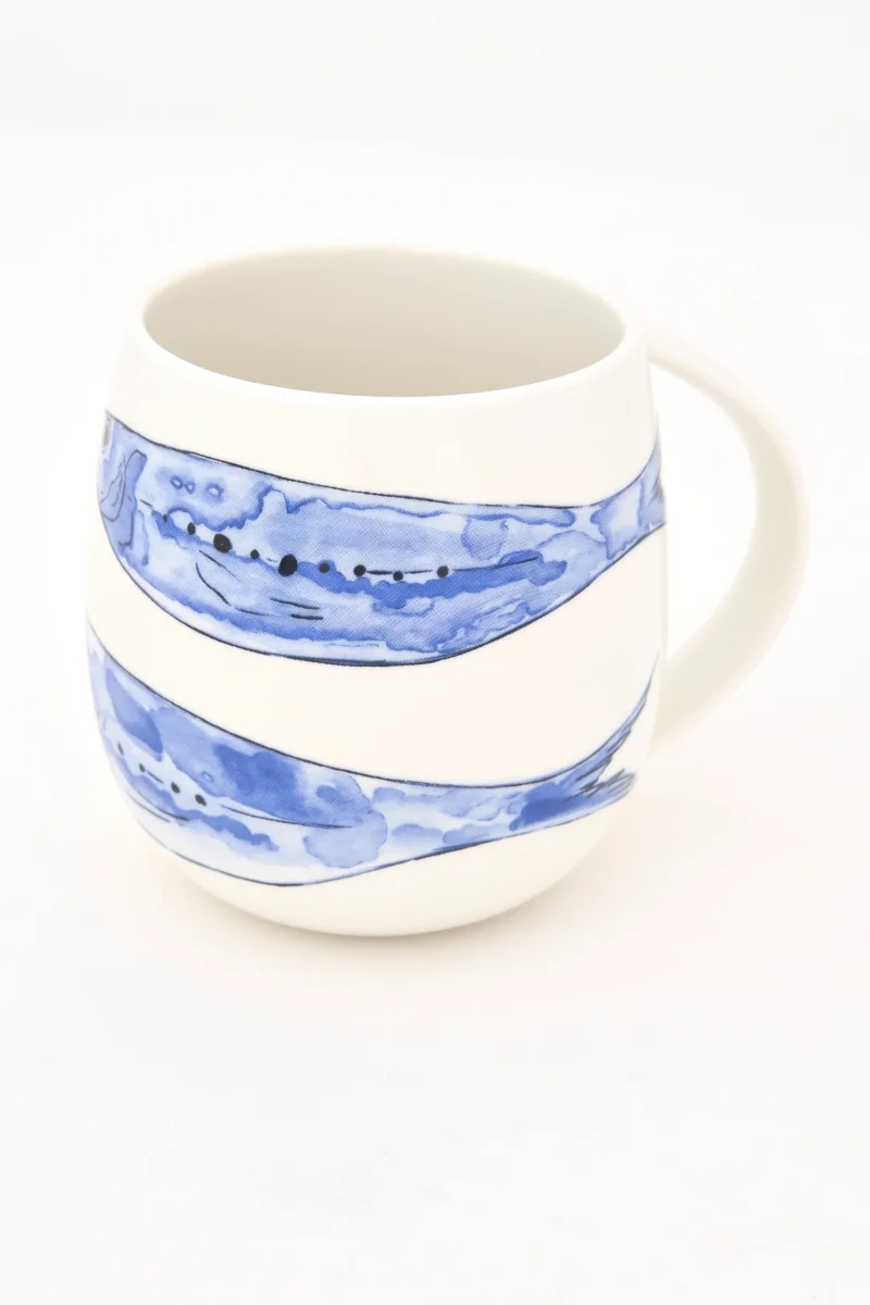 Taza con peces azules pintados – Image 5