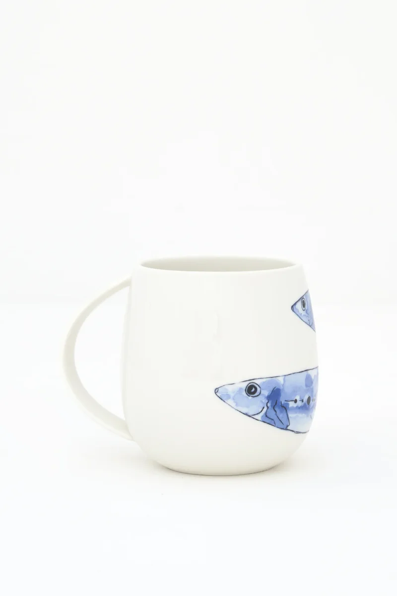 Taza con peces azules pintados – Image 3