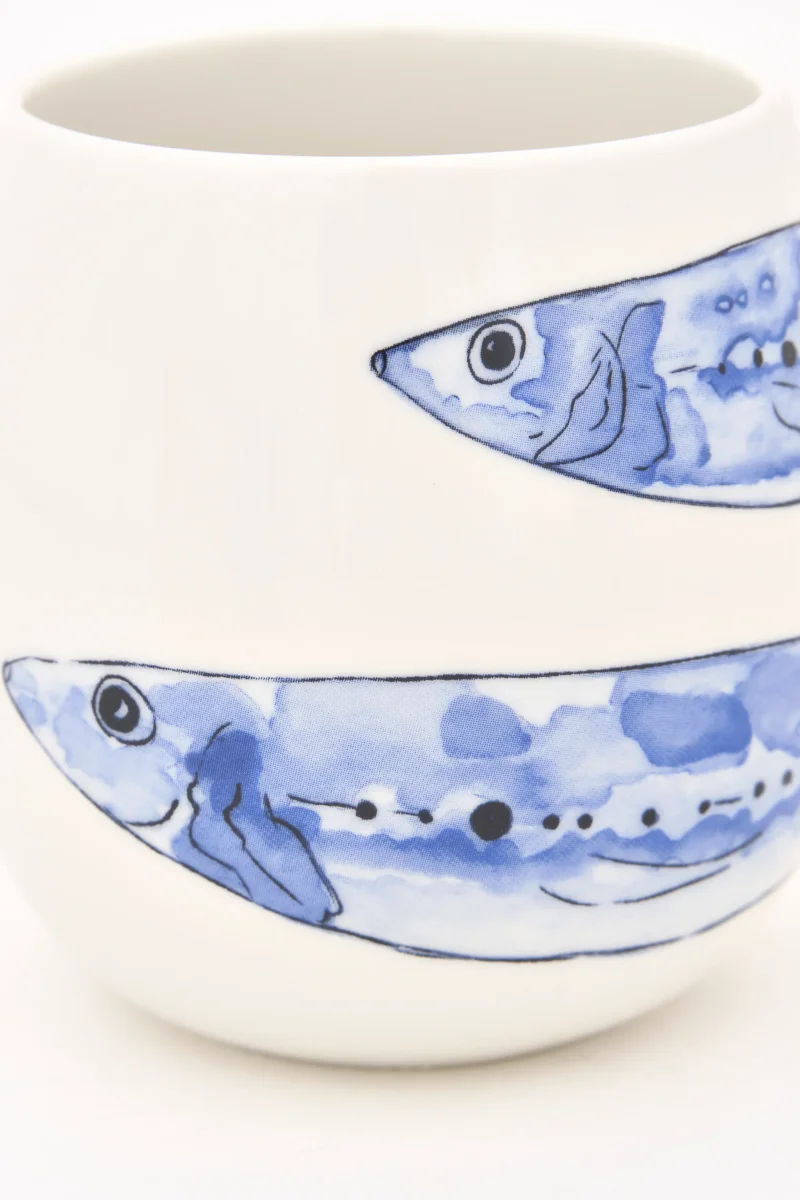 Taza con peces azules pintados – Image 4