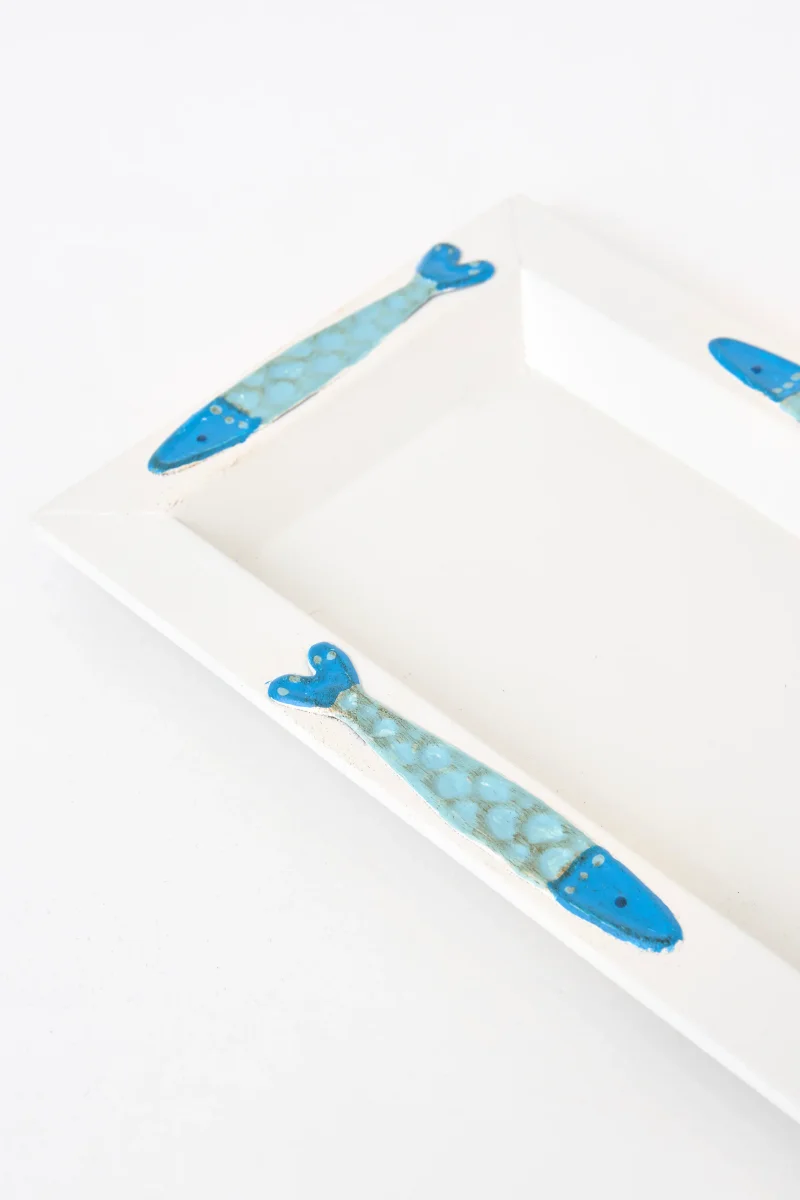Bandeja blanca de hojalata con peces en relieve – Image 3