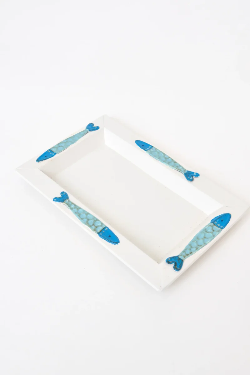 Bandeja blanca de hojalata con peces en relieve – Image 4