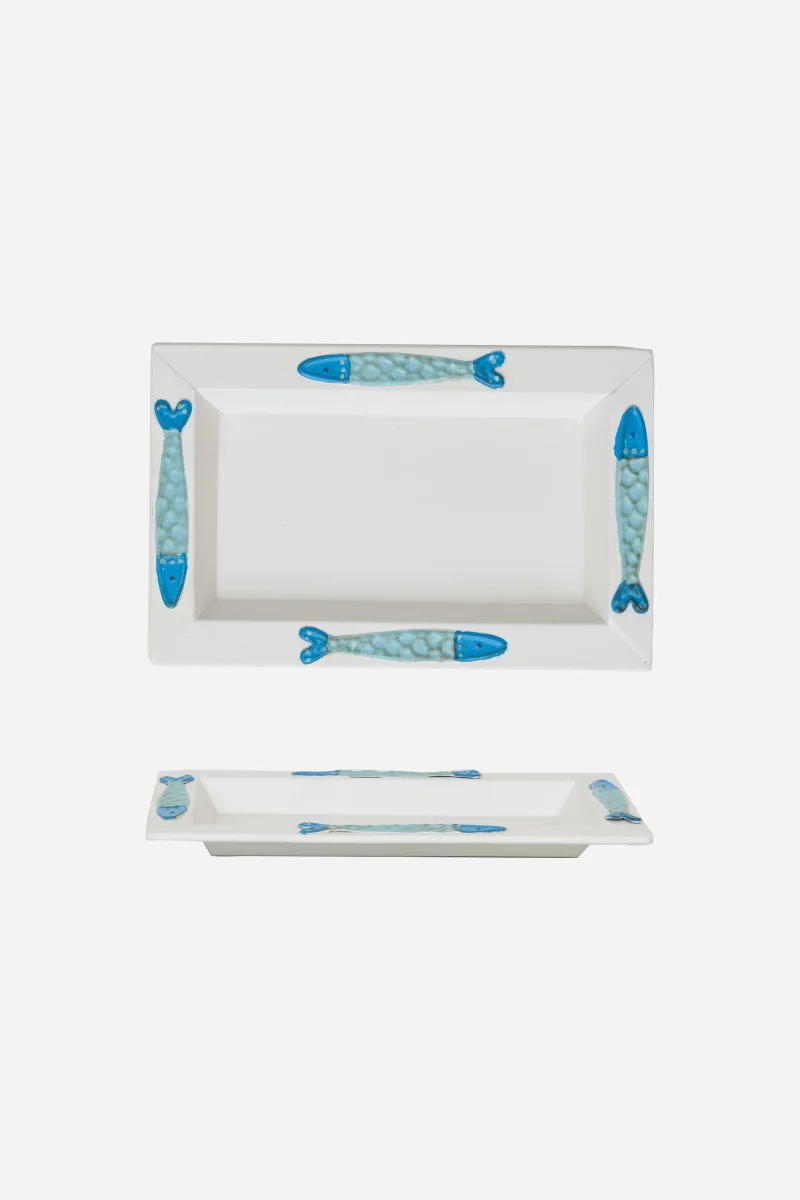 Bandeja blanca de hojalata con peces en relieve – Image 2