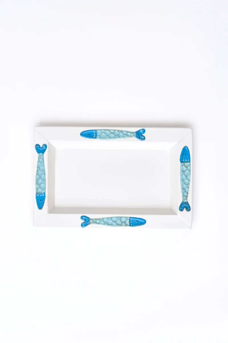 Bandeja blanca de hojalata con peces en relieve – Image 5